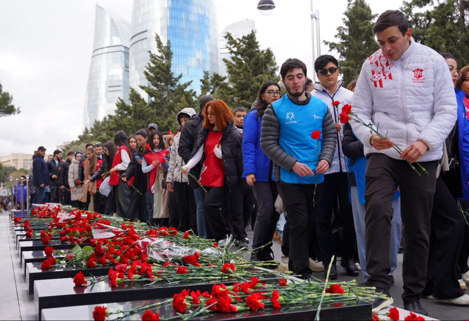Azərbaycan könüllüləri Şəhidlər xiyabanını ziyarət ediblər
