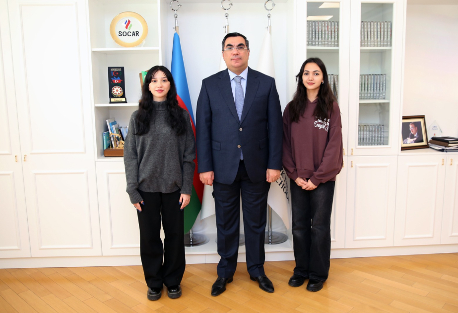 BHOS rector meets with students who will represent Azerbaijan in Netherlands