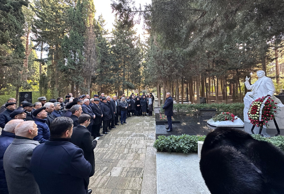 Xalq şairi Zəlimxan Yaqubun məzarı ziyarət olunub