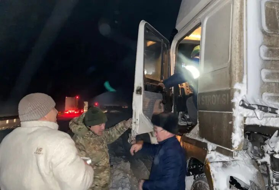 Спасатели оказывают помощь людям на заблокированных трассах в Казахстане