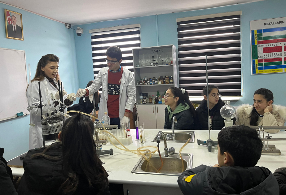 Məktəblilər Mingəçevir Dövlət Universitetinin laboratoriyası ilə tanış olublar