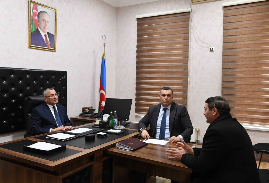 Dövlət Komitəsinin sədri vətəndaşların müraciətlərini dinləyib