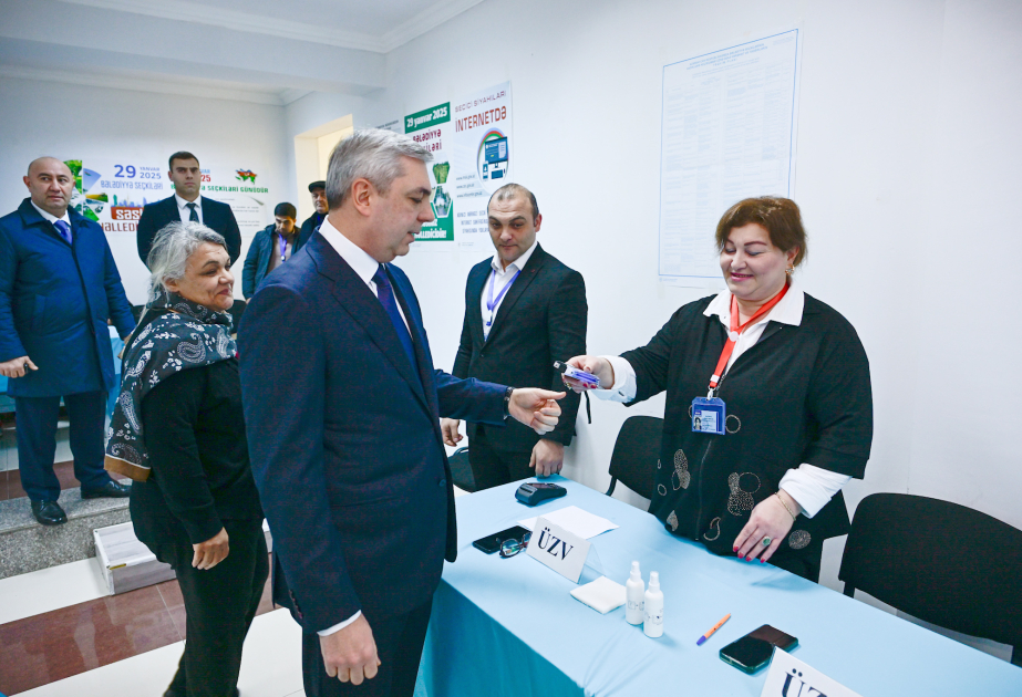 Prezident Administrasiyasının rəhbəri Samir Nuriyev 34 saylı seçki məntəqəsində səs verib VİDEO