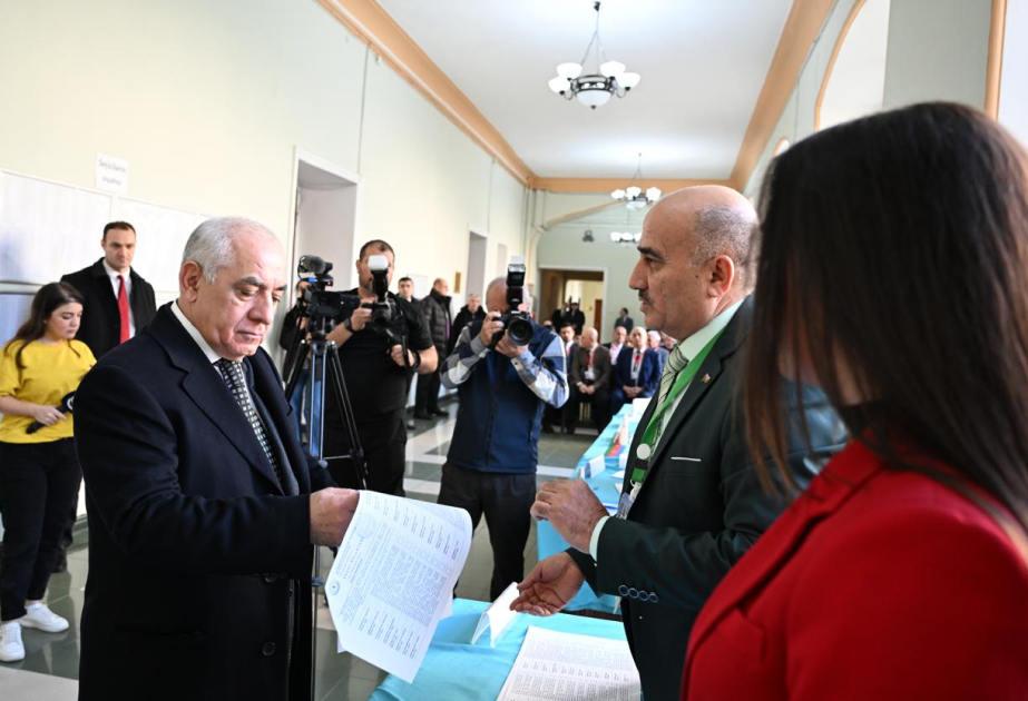Le Premier ministre azerbaïdjanais vote dans le bureau de vote № 2 de l’arrondissement de Sébaïl