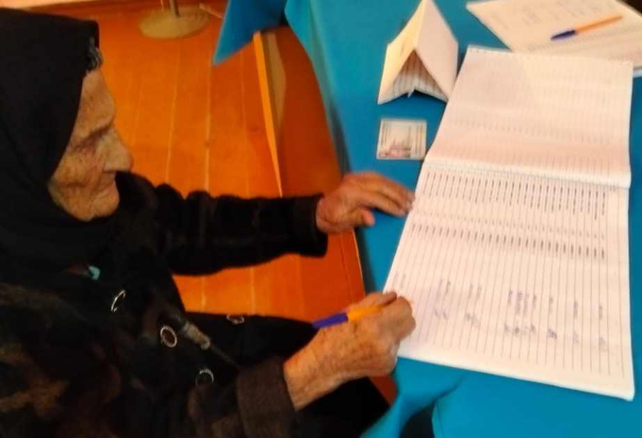 İmişlidə 113 yaşlı seçici məntəqəyə gələrək səsvermədə iştirak edib