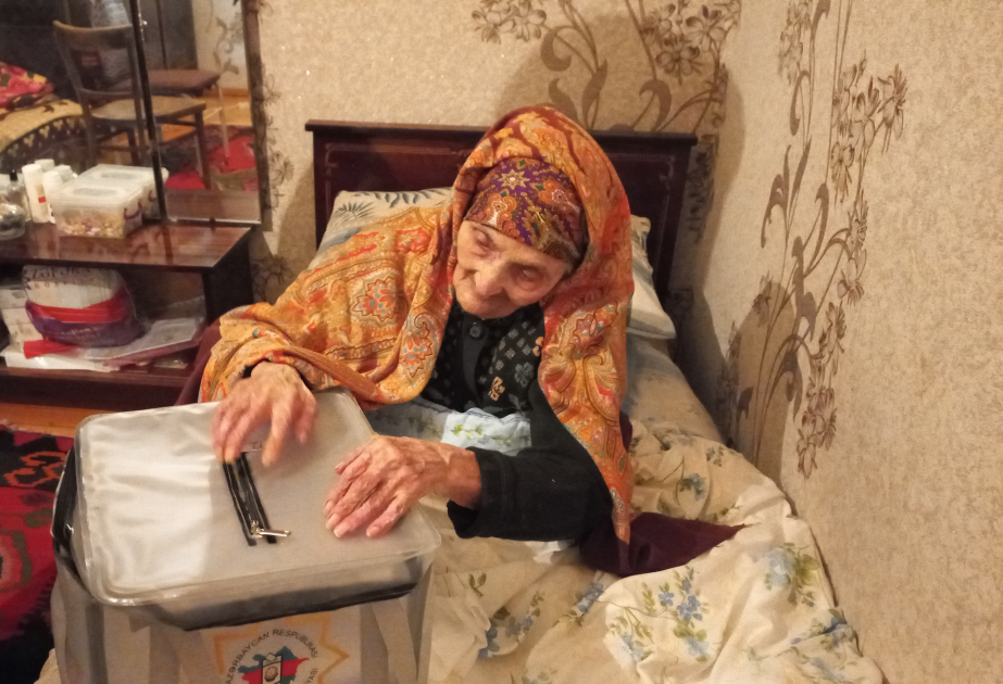 В Тертере в дом 115-летней избирательницы доставили переносную урну ВИДЕО