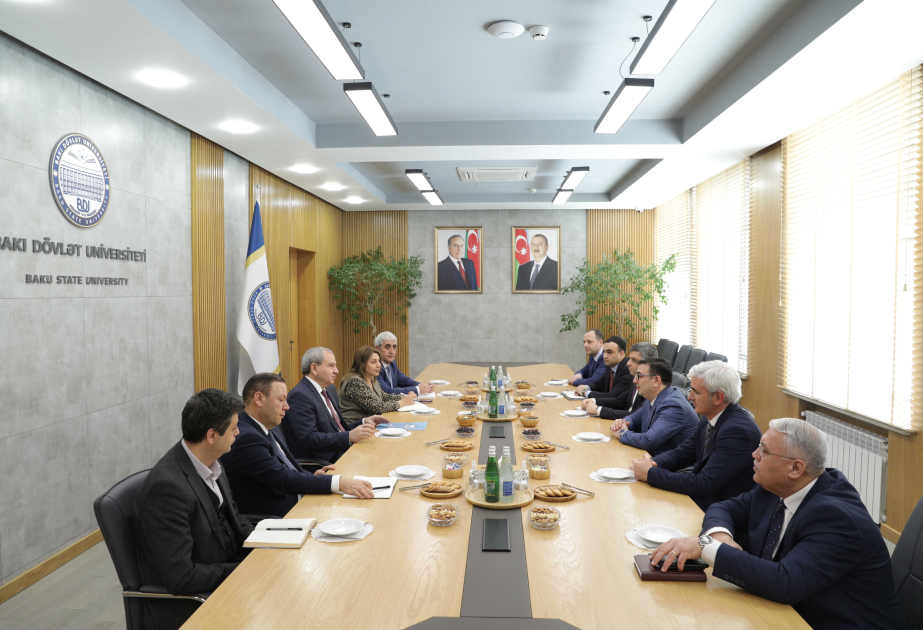 阿新社代表团访问巴库国立大学