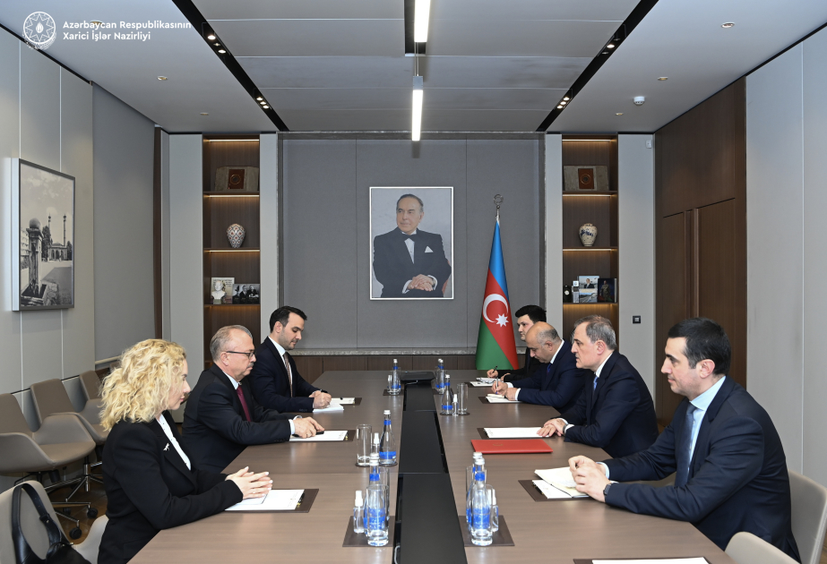 Canciller azerbaiyano se reúne con el nuevo Embajador turco en Azerbaiyán