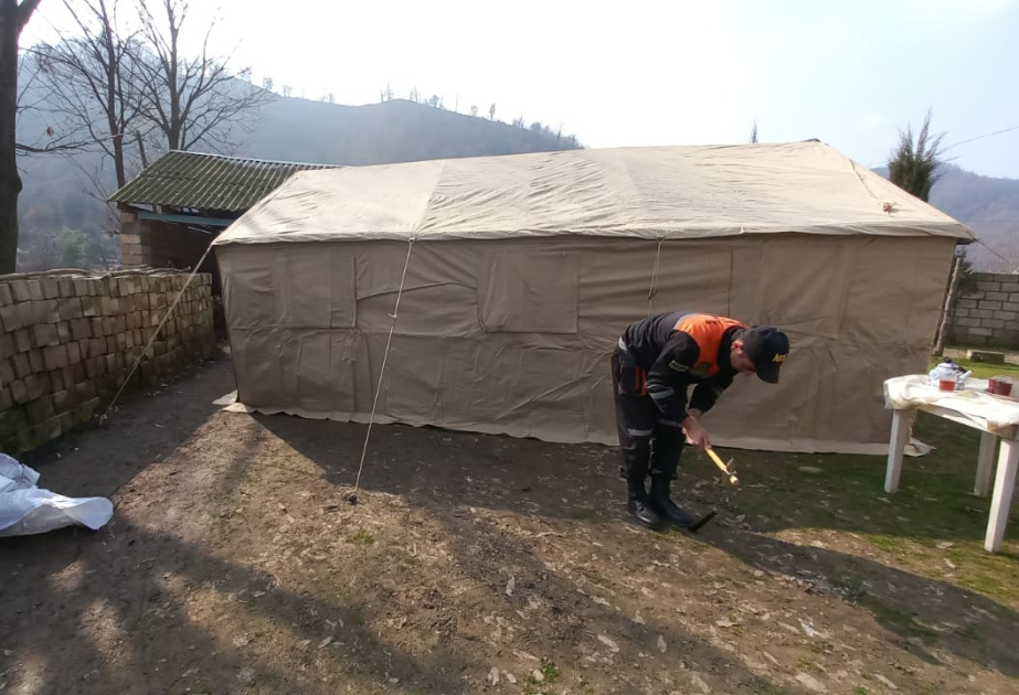FHN əməkdaşları evi yararsız vəziyyətə düşən Lənkəran sakinini çadırla təmin ediblər