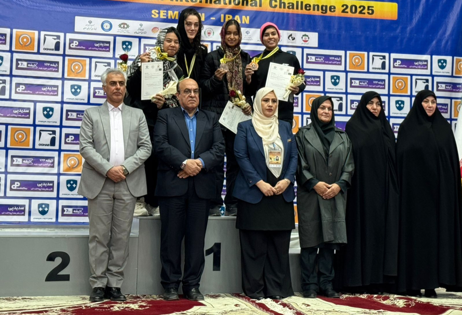 Young Azerbaijani badminton player bags silver in Iran