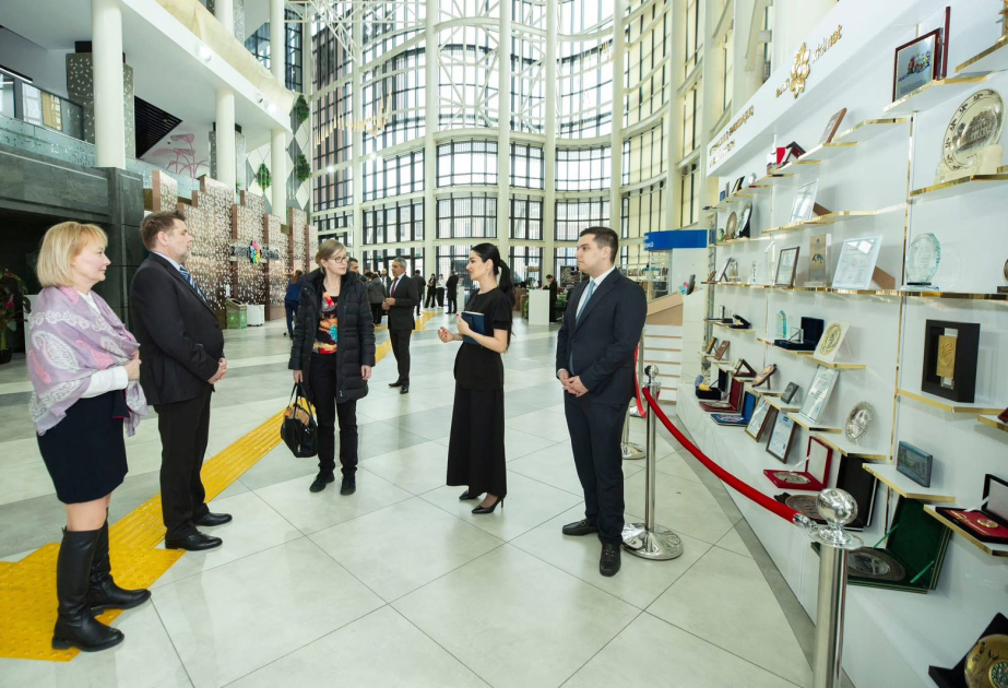 Delegaciones de Türkiye y Eslovaquia visitan el centro de Servicio ASAN