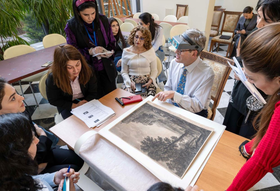 Известный британский эксперт-реставратор посетил Азербайджанский национальный музей искусств