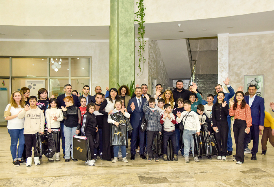 “Dirçəliş Kuboku” xeyriyyə futbol turnirinin iştirakçıları daun sindromlu uşaqlarla görüşüblər