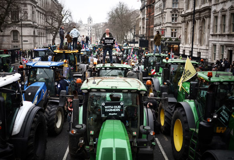 Britaniyalı fermerlər Londonda etiraz aksiyası keçiriblər