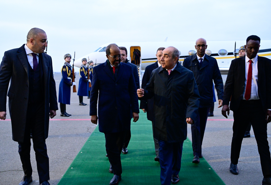 رئيس الصومال يصل إلى أذربيجان في زيارة رسمية