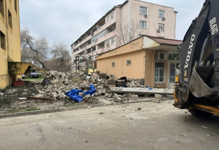 Neftçala şəhərində qanunsuz inşa olunan tikili sökülüb