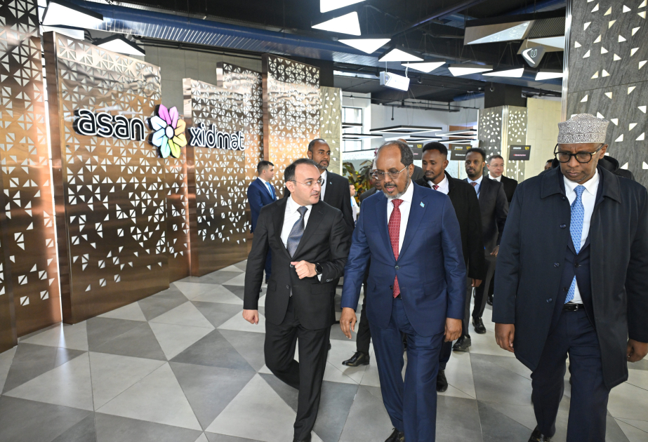Le président somalien Hassan Cheikh Mohamoud visite le Service ASAN à Bakou