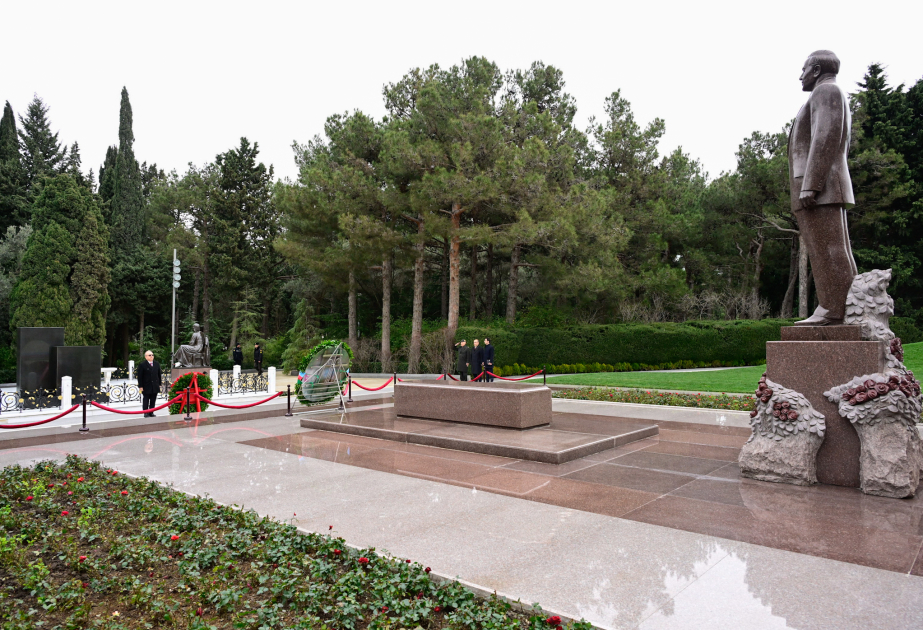 Новый посол Турции в Азербайджане посетил Аллею почетного захоронения и Шехидляр хиябаны