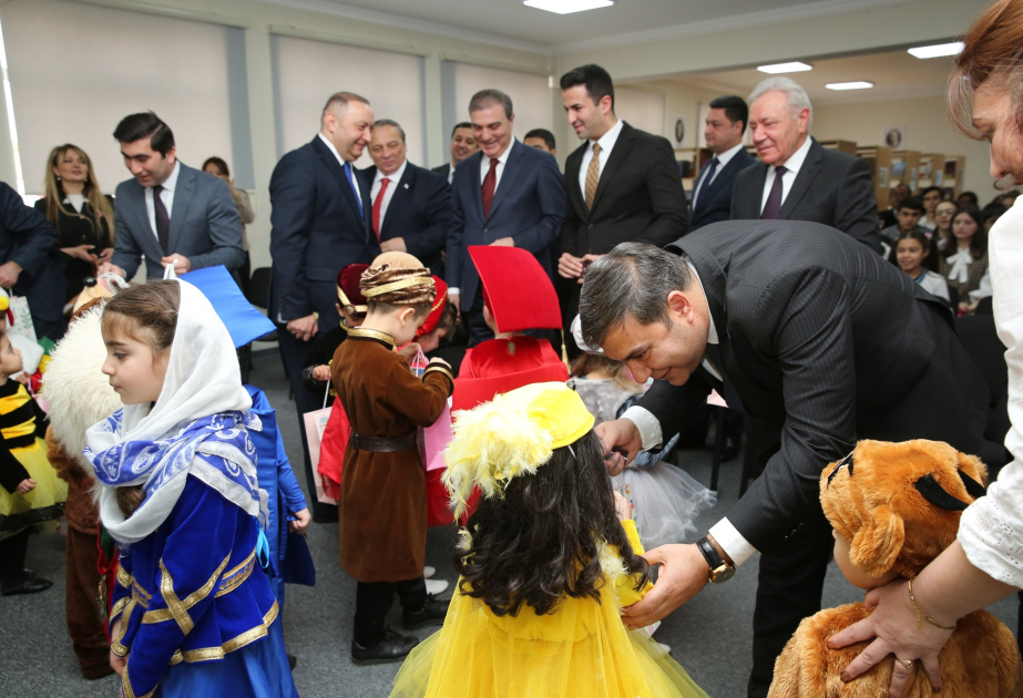 Gəncədə Beynəlxalq Kitab Bağışlama Günü ilə əlaqədar şagirdlərə kitablar hədiyyə olunub