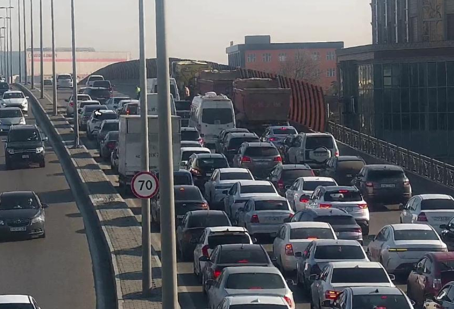 Metronun “Koroğlu” stansiyası istiqamətində avtomobillərin hərəkətində sıxlıq yaranıb