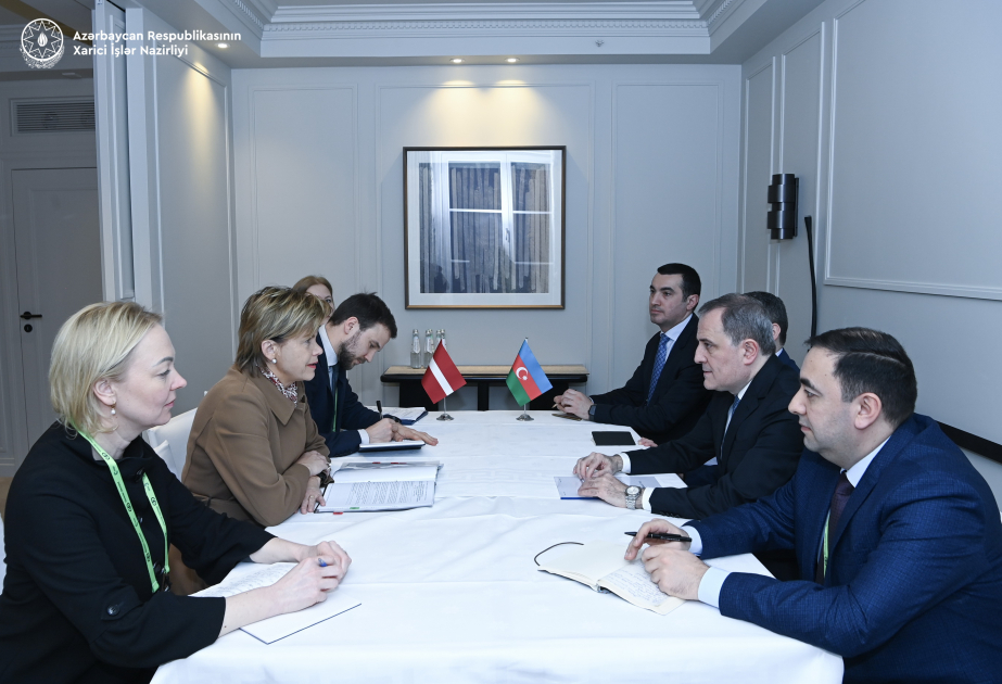 Ministro de Asuntos Exteriores de Azerbaiyán se reúne con su homóloga letona en Múnich