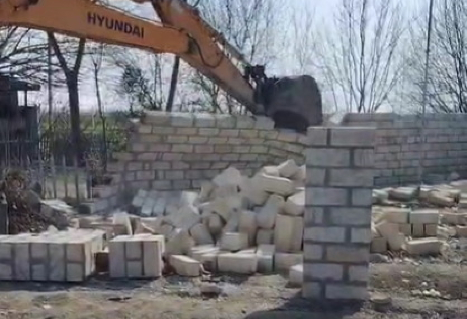 Ağcabədinin Şərəfxanlı kəndində qanunsuz tikili sökülüb