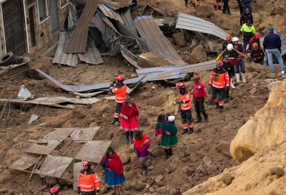 Landslide kills family of four in Ecuadorian coastal province
