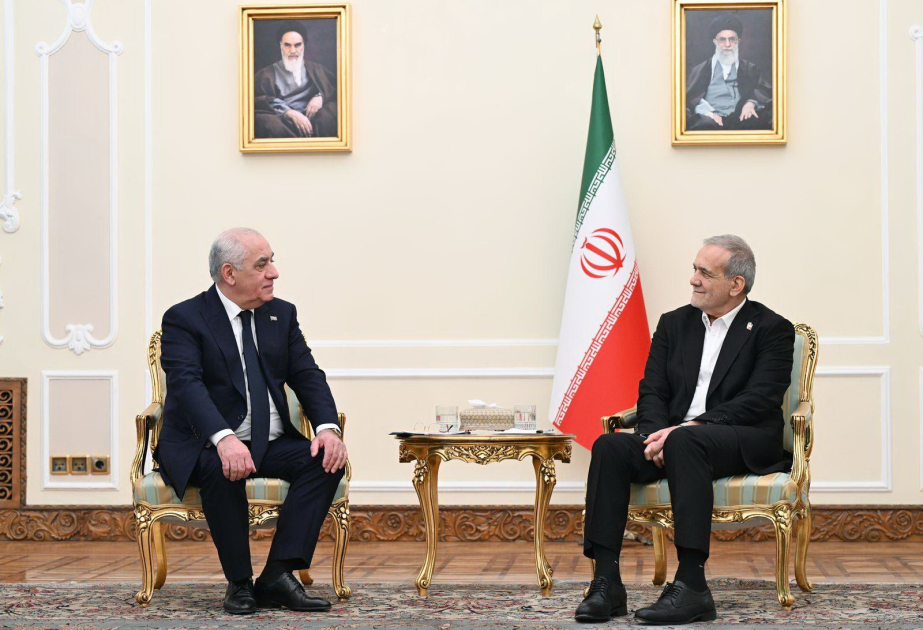 Baş nazir Əli Əsədov İran Prezidenti Məsud Pezeşkianla görüşüb