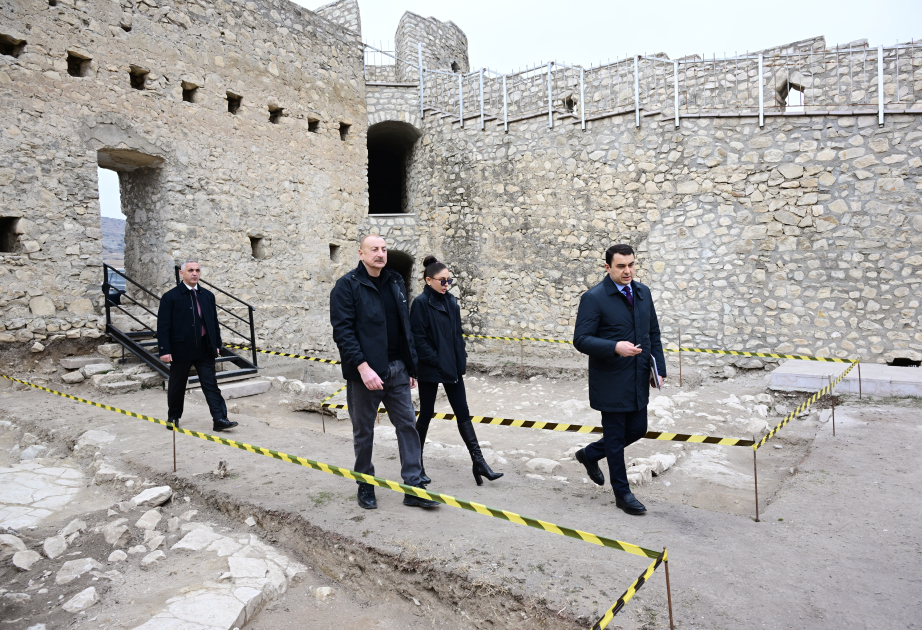 El presidente Ilham Aliyev se familiarizó con el proyecto conceptual del complejo de la fortaleza de Asgaran