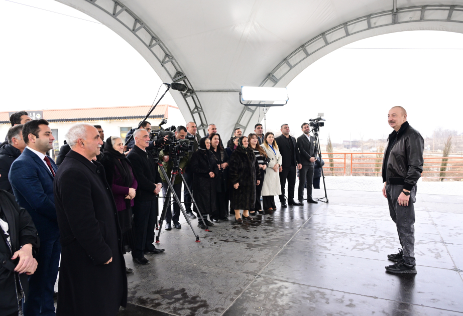 Prezident İlham Əliyev Xocalının Ballıca kəndində fərdi evlərin və infrastrukturun bərpası sahəsində görülən işlərlə tanış olub, kəndə köçən bir qrup sakinlə görüşüb YENİLƏNİB-2  VİDEO