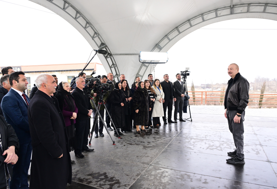Ilham Aliyev inspecte les travaux de restauration des maisons individuelles et des infrastructures à Ballydja et rencontre un groupe d’habitants réinstallés MIS A JOUR
