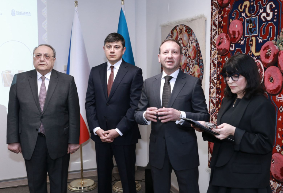 В Доме культуры Азербайджана в Праге открылась выставка «Гармония двух красот: азербайджанский ковер и чешский хрусталь»