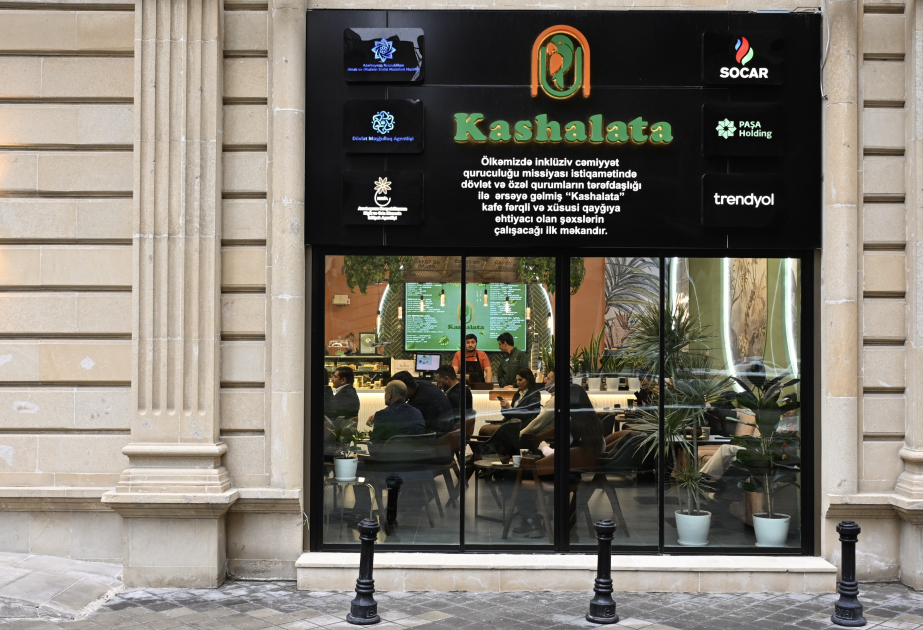 Se organizó una gira de prensa a Kashalata, la primera cafetería inclusiva de Bakú