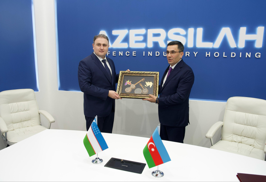 Se firma una hoja de ruta sobre la cooperación entre Azerbaiyán y Uzbekistán en la industria de defensa