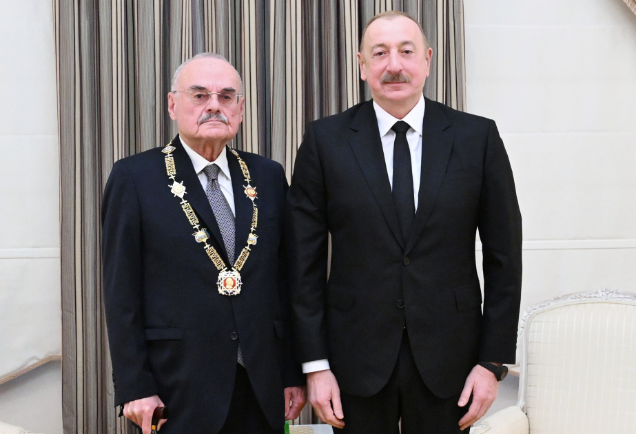 Präsident Ilham Aliyev überreicht Artur Rasi-zade Heydar Aliyev Orden AKTUALISIERT VIDEO
