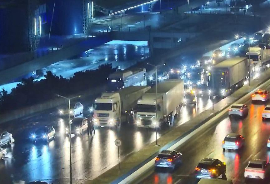 Bakının bəzi yollarında nəqliyyatın hərəkətinə məhdudiyyət tətbiq edilib