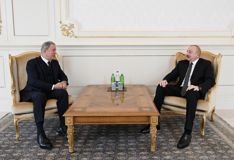 El Presidente de Azerbaiyán recibió al presidente de la Comisión de Defensa Nacional del Parlamento turco