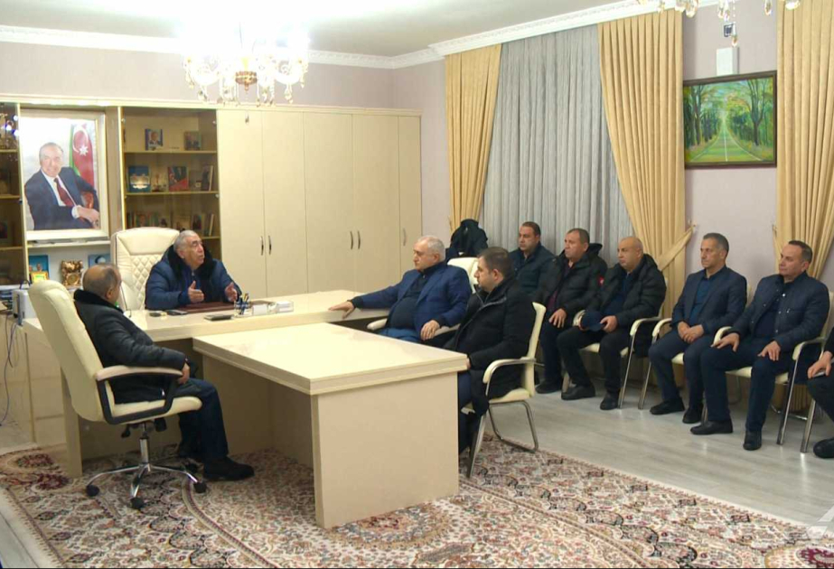 Hava şəraiti ilə əlaqədar müşavirə keçirilib, yollara maşın-mexanizmlər və canlı qüvvə cəlb olunub VİDEO
