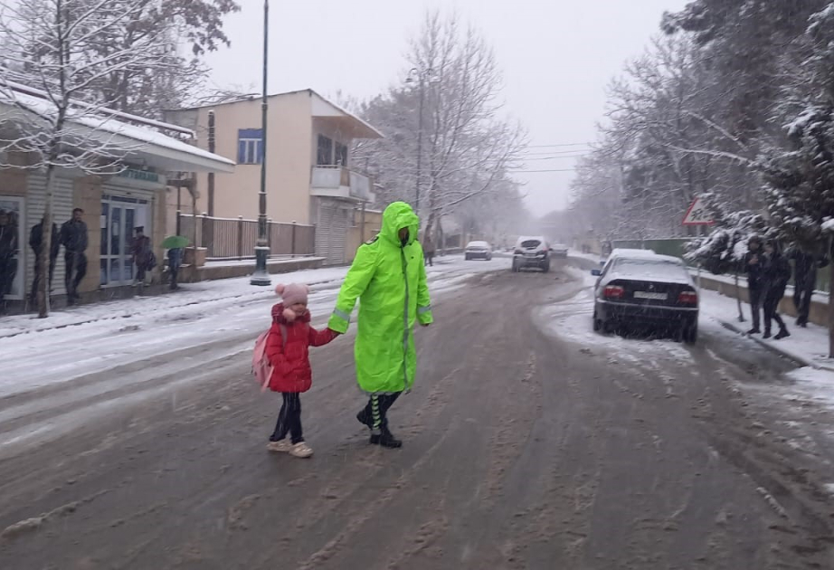Yol Patrul Xidmətinin əməkdaşları sürücülərə zəruri yardım göstərirlər