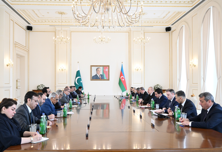 Le président Ilham Aliyev et le Premier ministre Shehbaz Sharif ont eu une réunion élargie MIS A JOUR VIDEO