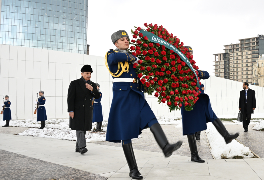 Pakistani PM visits Victory Park in Baku
