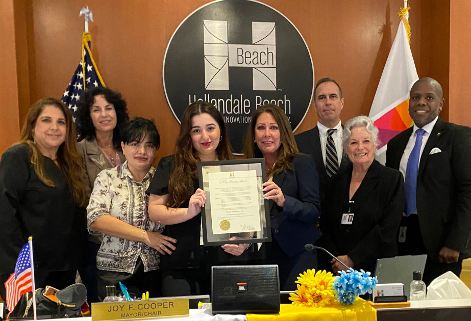 Alcaldesa de la ciudad estadounidense de Hallandale Beach firma una proclamación relacionada con el aniversario del genocidio de Joyalí
