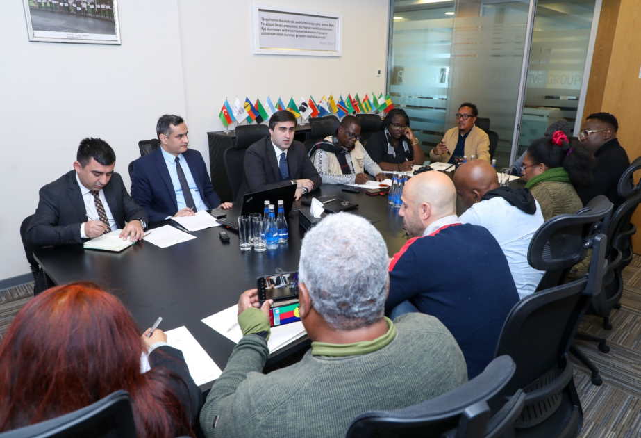 Französische koloniale Mediendelegation trifft sich mit der Führung von Baku-Initiative-Gruppe