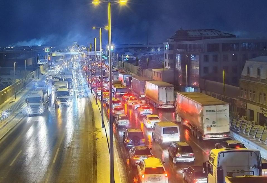 Bakının bəzi küçələrində sıxlıq yaranıb