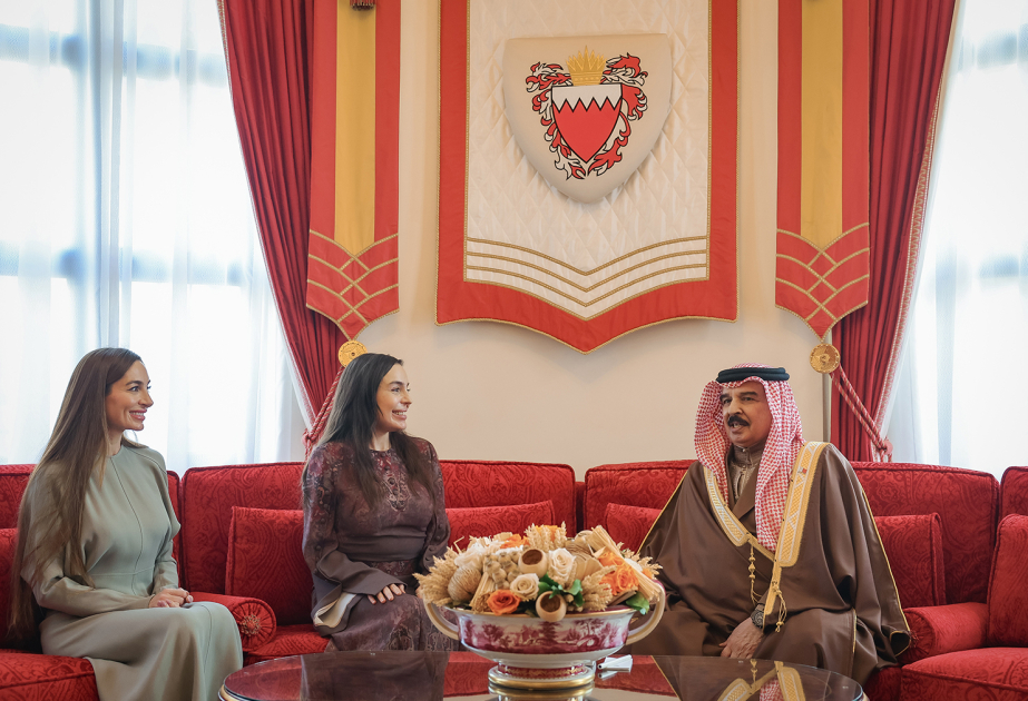 SM Hamad bin Issa Al Khalifa, roi de Bahreïn, reçoit Leyla et Arzou Aliyeva