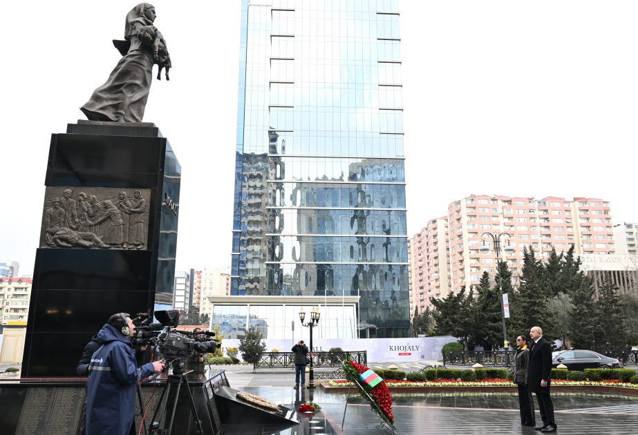 Präsident Ilham Aliyev und First Lady Mehriban Aliyeva besuchen Denkmal zu Ehren der Opfer des Völkermords von Chodschali VIDEO