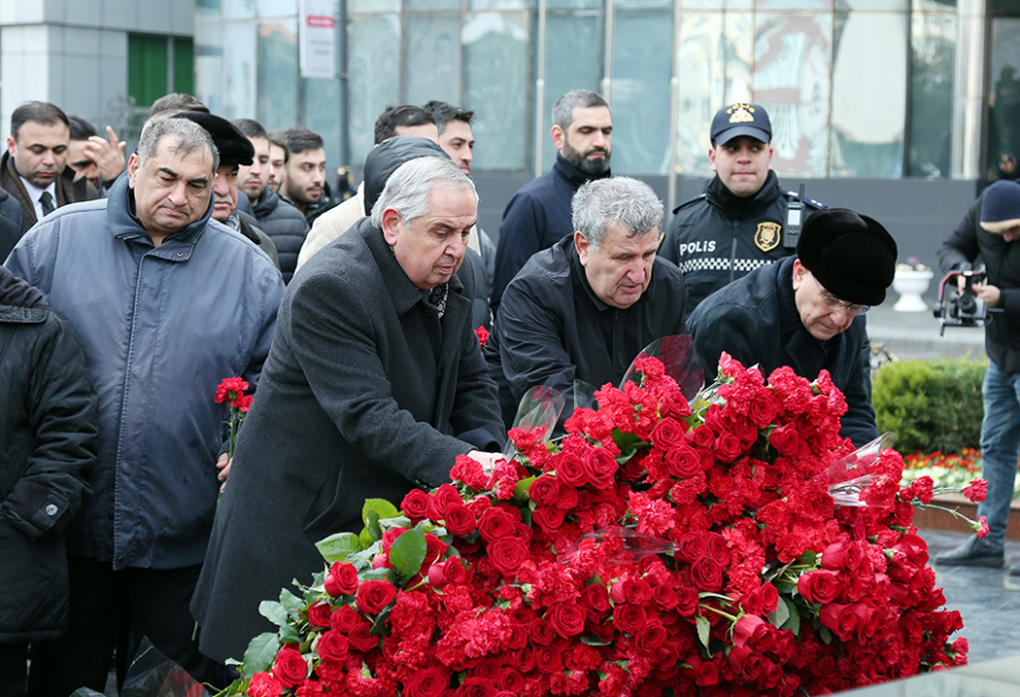 AMEA-nın kollektivi Xocalı soyqırımı abidəsini ziyarət edib