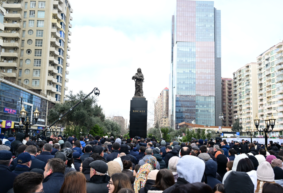 La gente acude en masa al monumento a las víctimas del genocidio de Joyalí