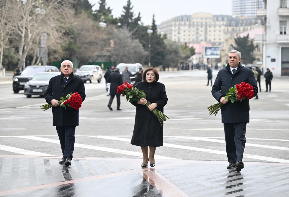 Los funcionarios estatales y gubernamentales visitan el monumento a las víctimas del genocidio de Joyalí