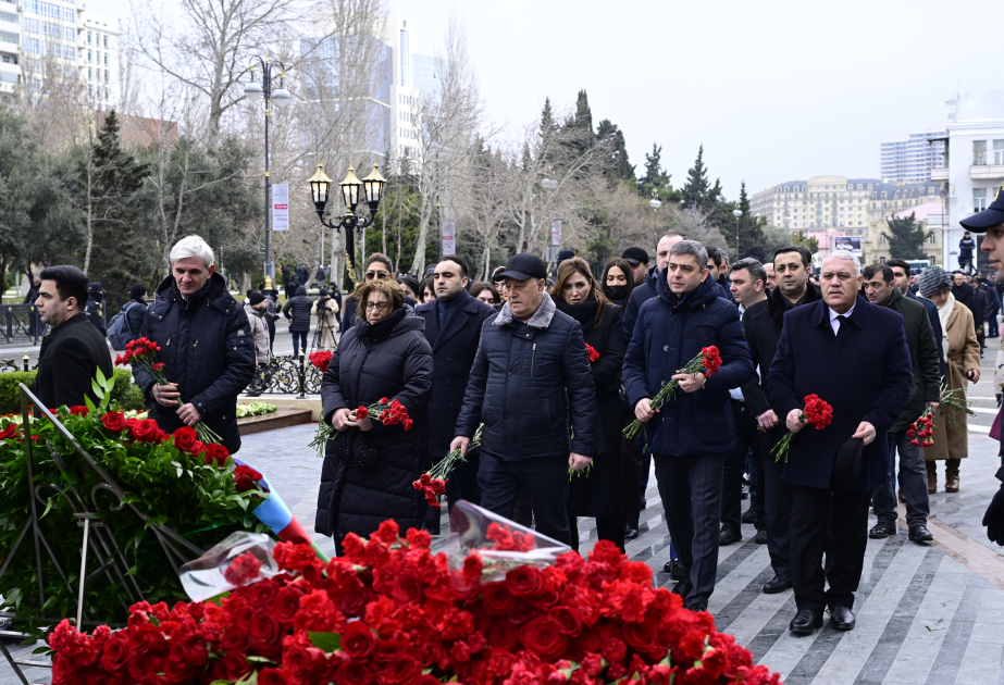 El personal de AZERTAC honró la memoria de las víctimas del genocidio de Joyalí
